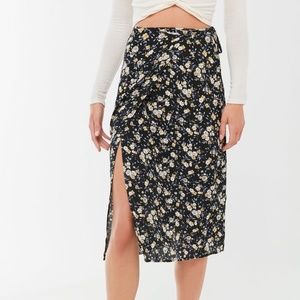 Urban Outfitters / XS midi skirt